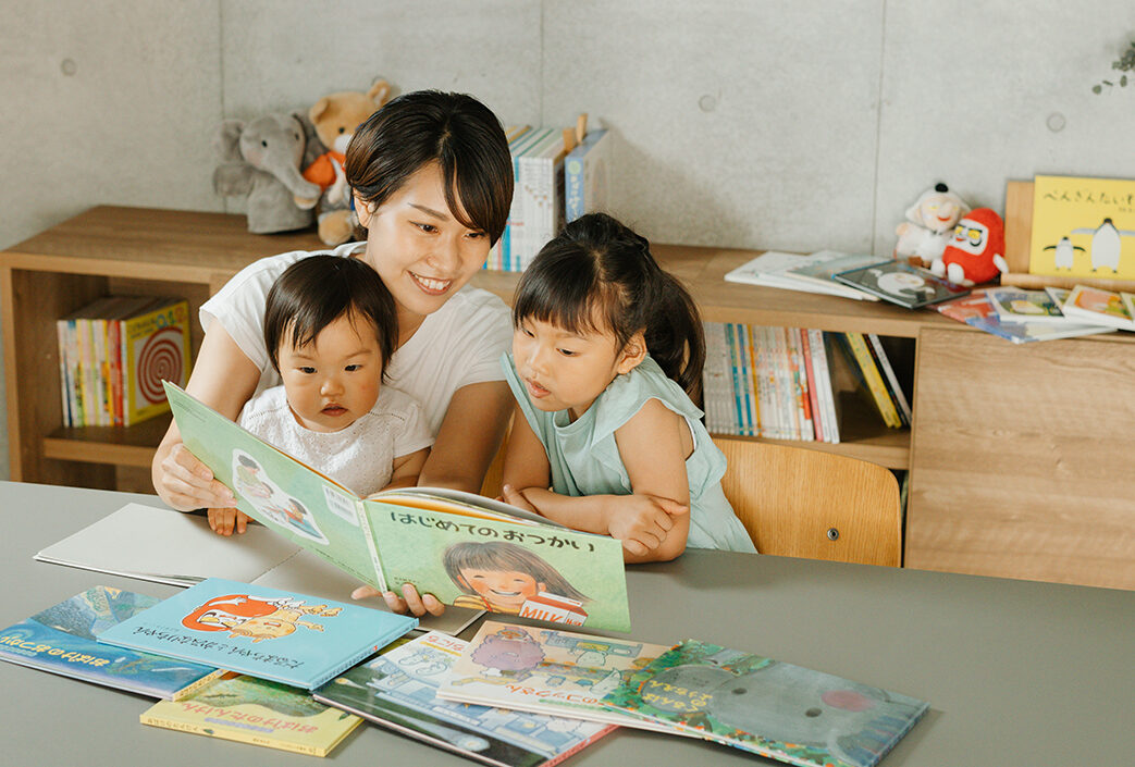 読み聞かせはいつから楽しめる？ 子どもの発達と絵本の関係性｜秋田