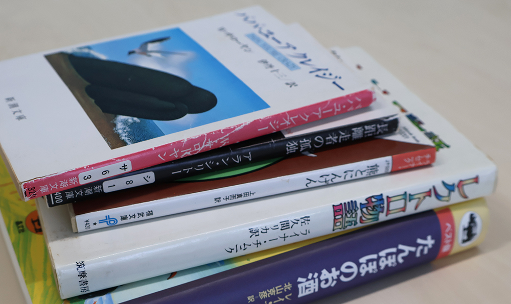 生きていく上で大事なことを教えてくれた児童書でいっぱいの30冊の本棚